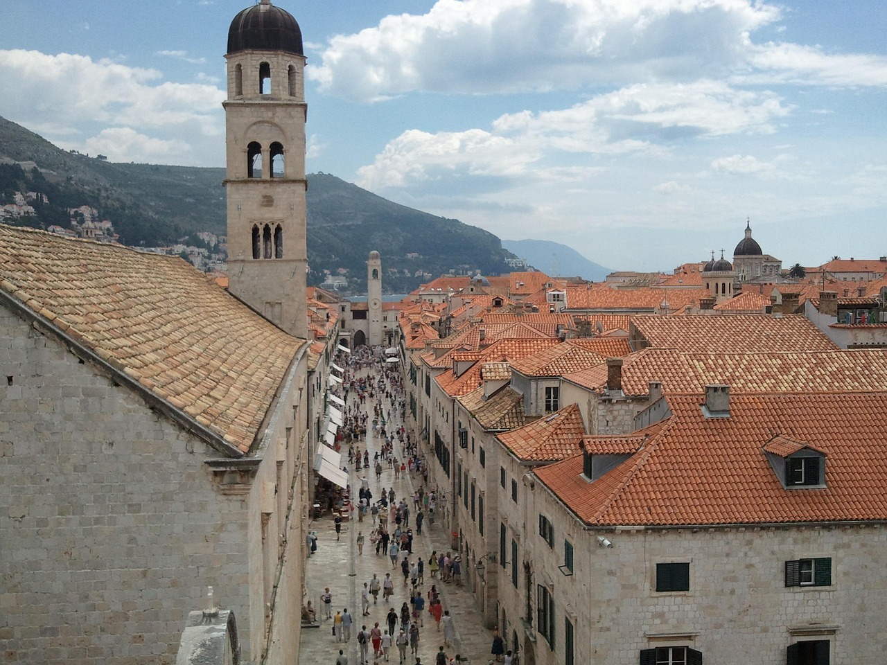 découvrez dubrovnik, la perle de l'adriatique, avec ses remparts médiévaux, ses plages magnifiques et son riche patrimoine historique.