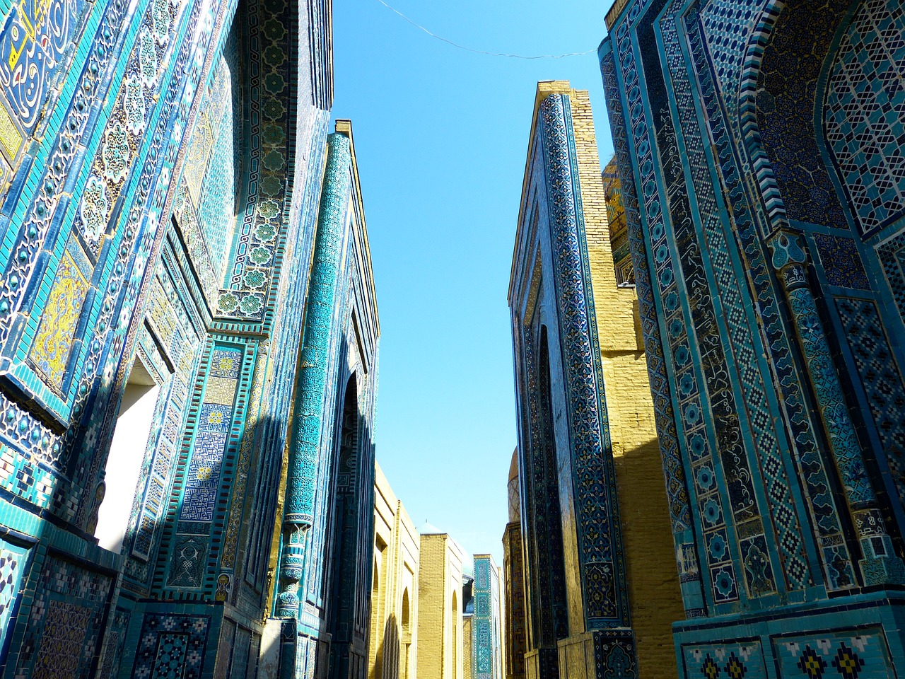 découvrez l'ouzbékistan, une destination fascinante au cœur de l'asie centrale, riche en histoire, culture et paysages époustouflants. explorez ses villes étoilées comme samarcande et boukhara, savourez sa délicieuse cuisine et plongez dans le patrimoine unique de ce pays chaleureux et accueillant.