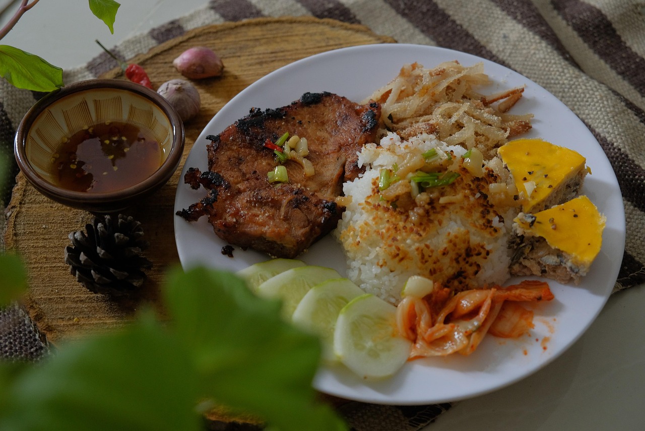 découvrez les saveurs uniques de la cuisine vietnamienne, alliant fraîcheur, équilibre et variété. explorez des plats emblématiques comme le phở, les rouleaux de printemps et bien d'autres délices qui éveilleront vos papilles.