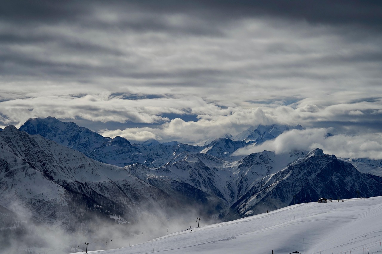 découvrez la suisse, un pays au cœur de l'europe, réputé pour ses paysages alpins spectaculaires, sa culture riche, sa gastronomie raffinée et ses villes dynamiques.