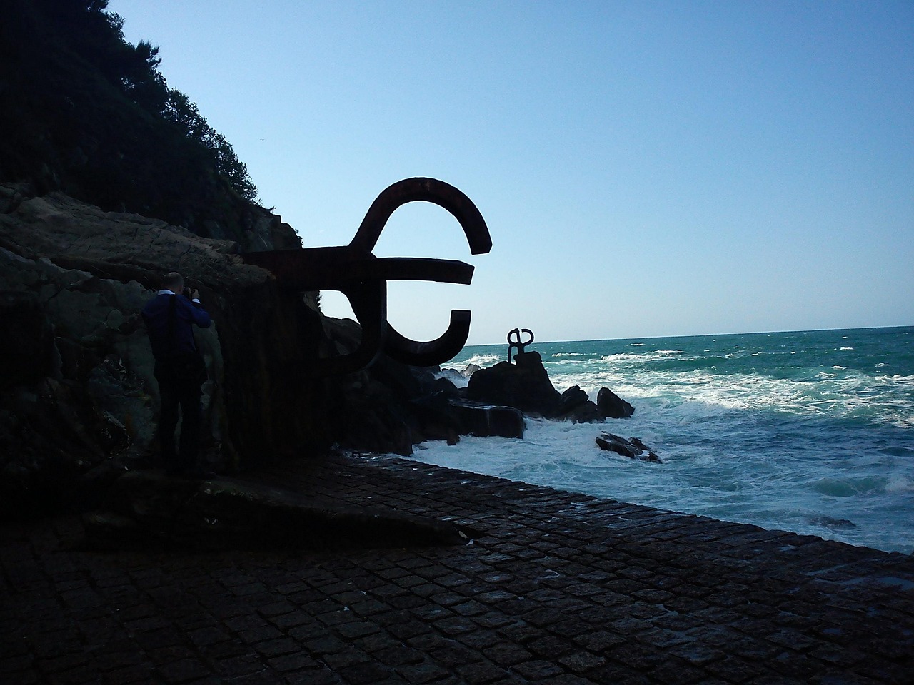 découvrez le pays basque, une région unique entre terre et mer, riche en culture, traditions et paysages exceptionnels.