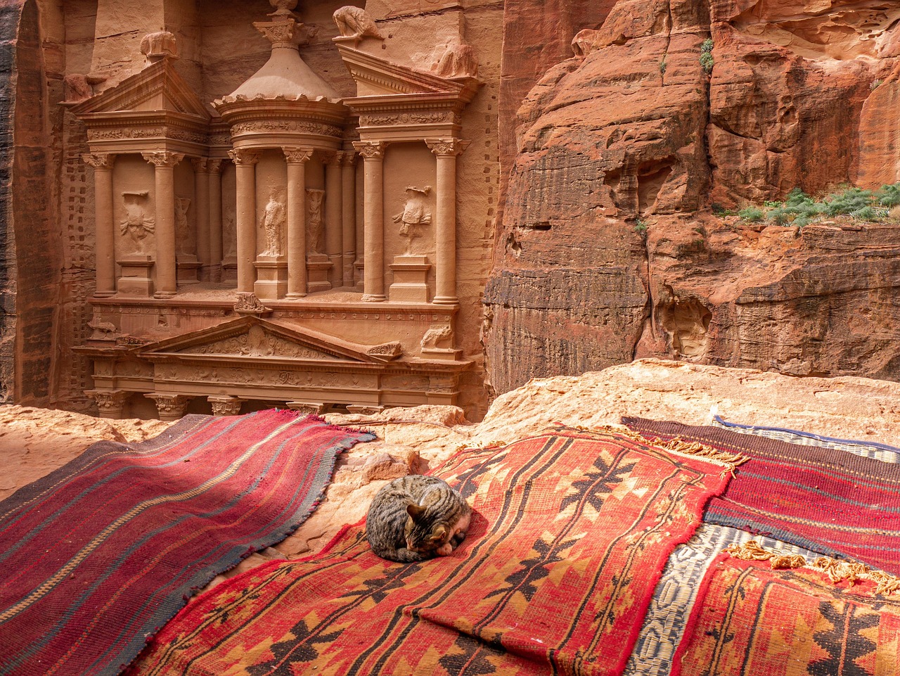 Conflit au Moyen-Orient : le tourisme bouleversé incite les voyageurs à plébisciter l’Espagne