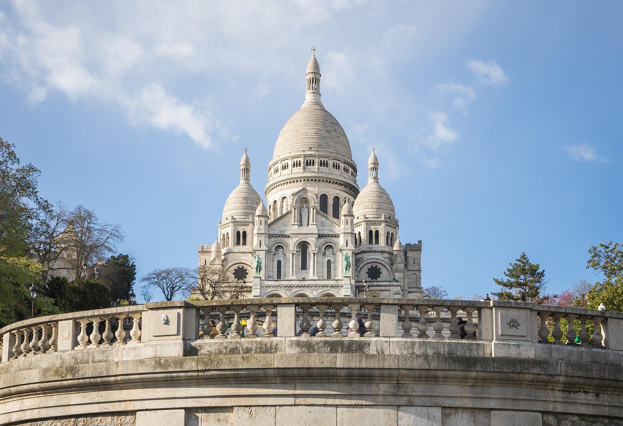 Recommandations essentielles et précautions à connaître avant de visiter la France