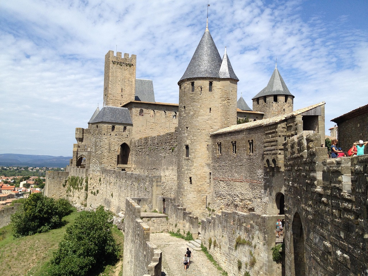 Découvrez la cité médiévale de Carcassonne comme jamais auparavant grâce à une immersion en réalité virtuelle au XIVe siècle.