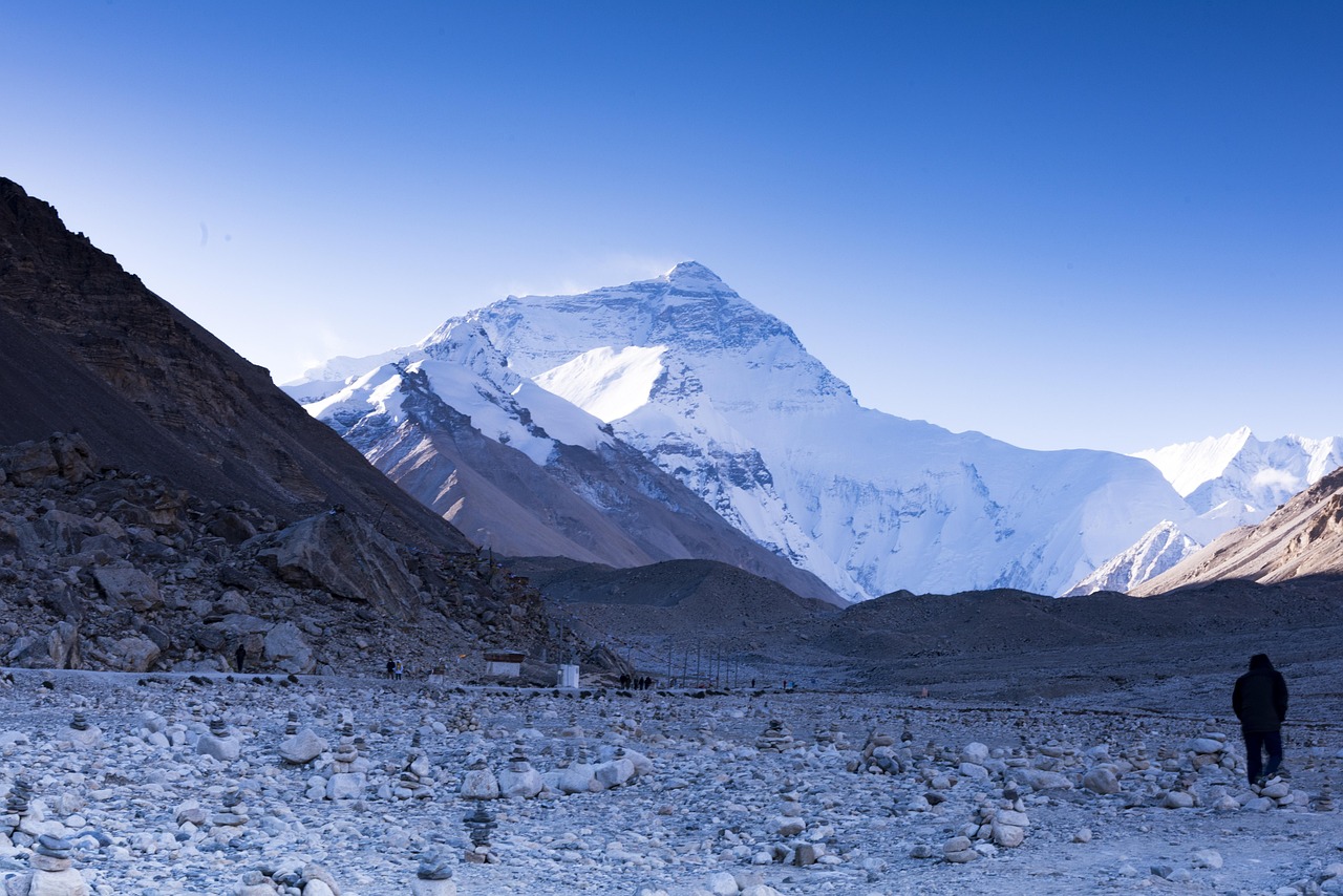 À découvrir en librairie : Derniers 8 000 – Quand l’Himalaya s’ouvre au tourisme